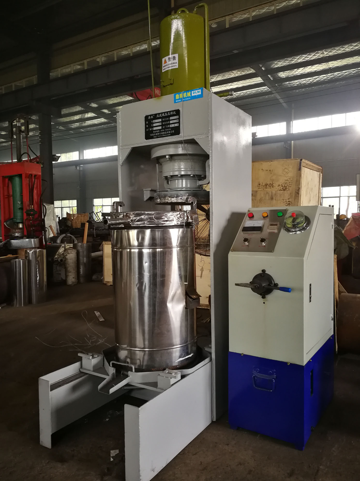 不銹鋼超高壓立式液壓壓榨機(jī)，果汁壓榨機(jī)，果渣壓榨機(jī)，藥材壓榨，油渣處理，白土壓榨